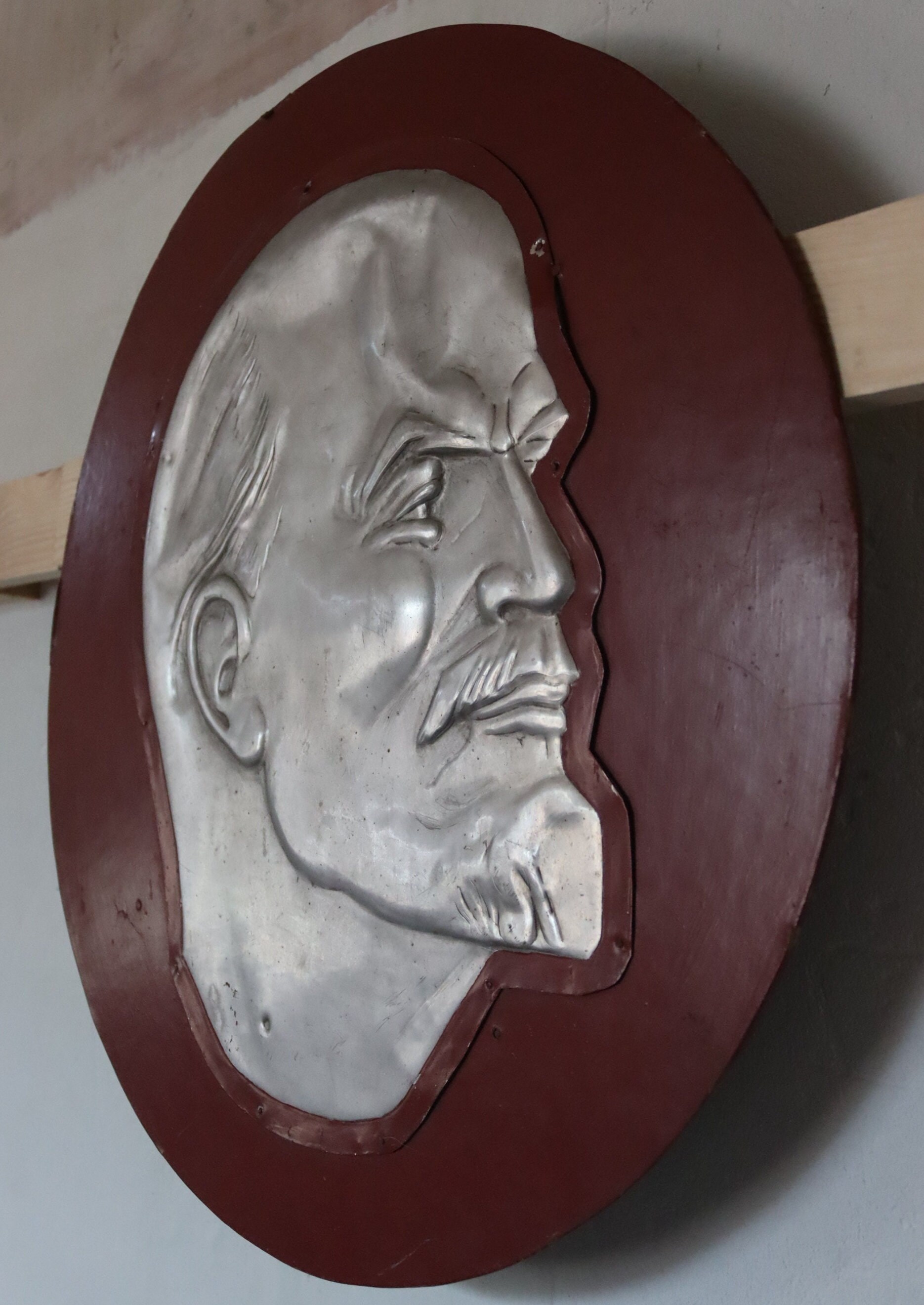 珍しいレーニンの横顔。ソ連時代の大きな壁飾り。レーニンの横顔