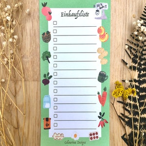 Könnte beinhalten: Eine grüne Checkliste mit dem Text "Einkaufsliste" und verschiedenen illustrierten Lebensmitteln, darunter eine Salatschüssel, Brokkoli, Kartoffeln, Karotten und eine Kaffeetasse. Die Checkliste hat 14 leere Zeilen mit Kontrollkästchen.