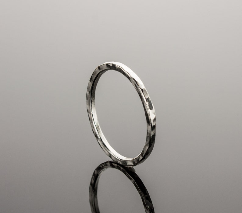 Puede incluir: Un anillo de plata martillado con un acabado liso y pulido.