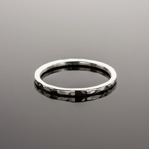 Puede incluir: Un anillo de plata martillado con un acabado liso y pulido.