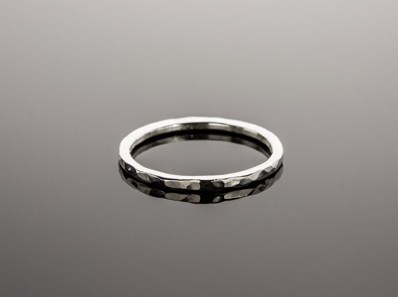 Puede incluir: Un anillo de plata martillado con un acabado liso y pulido.