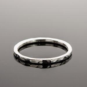 Puede incluir: Un anillo de plata martillado con un acabado liso y pulido.