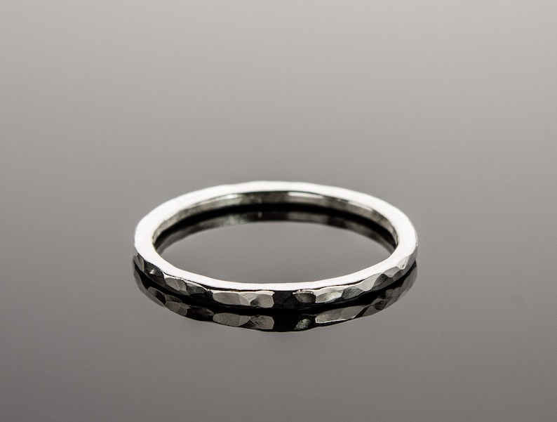 Puede incluir: Un anillo de plata martillado con un acabado liso y pulido.