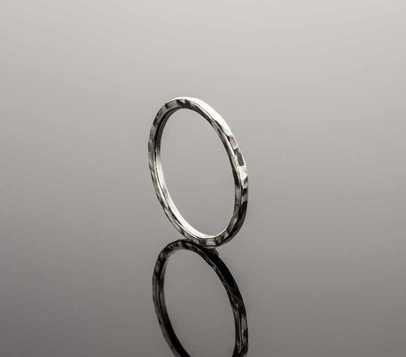 Puede incluir: Un anillo de plata martillado con un acabado liso y pulido.