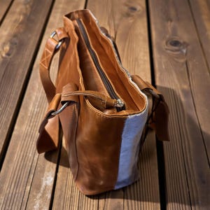 Bundle Deal Highlands Cowhide Tote Purse Saddle + Envelope Cowhide Large Wallet Saddle afbeelding 5