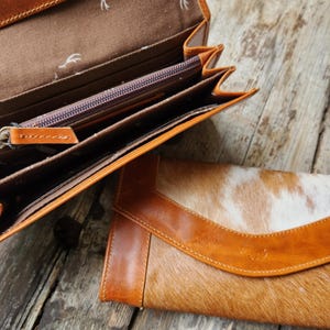 Bundle Deal Highlands Cowhide Tote Purse Saddle + Envelope Cowhide Large Wallet Saddle afbeelding 8
