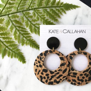 Leopard Kork Creolen / Leder & Acryl Ohrringe / Echte Kork Animal Print Ohrringe / mehrere Styles - Teardrops, Creolen, Mini Drops und mehr!