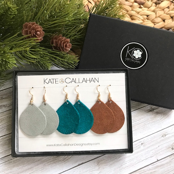 Premium Suede Petite Drop Trios, Set regalo di orecchini in pelle scamosciata personalizzabile, scegli tre colori scamosciati, set regalo personalizzato di orecchini in pelle