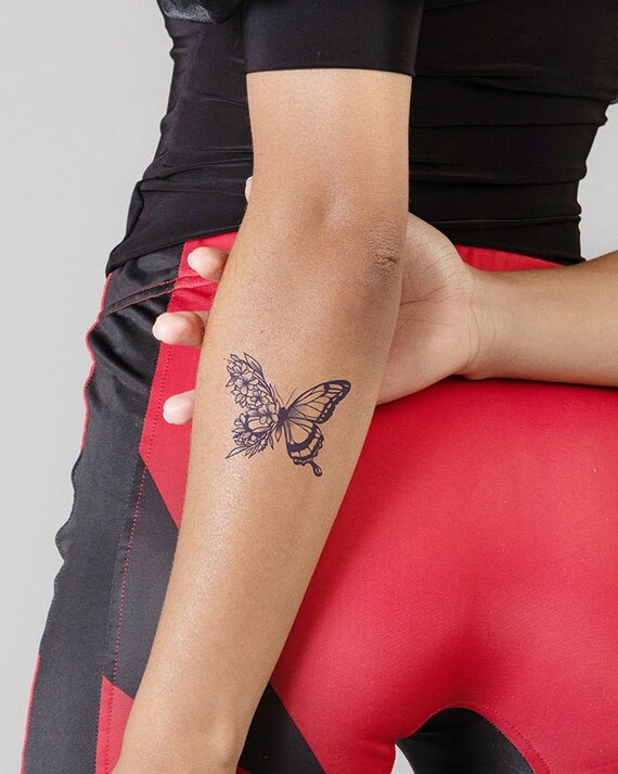 Tatuaggio lettera a con farfalla