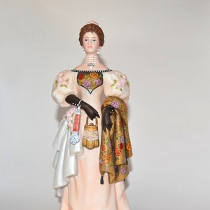 Avon 2000 Presidents Club Mrs Albee Figurine - Lady with Victorian Grand Ballroom Splendor