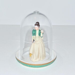 Avon 1995 Presidents Club Mrs Albee Figurine - Lady with Tea Cup/Book