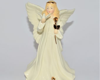 Porcelain angel holding a dove by Mariannes porcelain