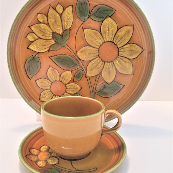 Mid Century Modern 1960s Metlox Poppytrail Dahlia Gold dinnerware, Dinner Plates, Flat Cup & Saucers