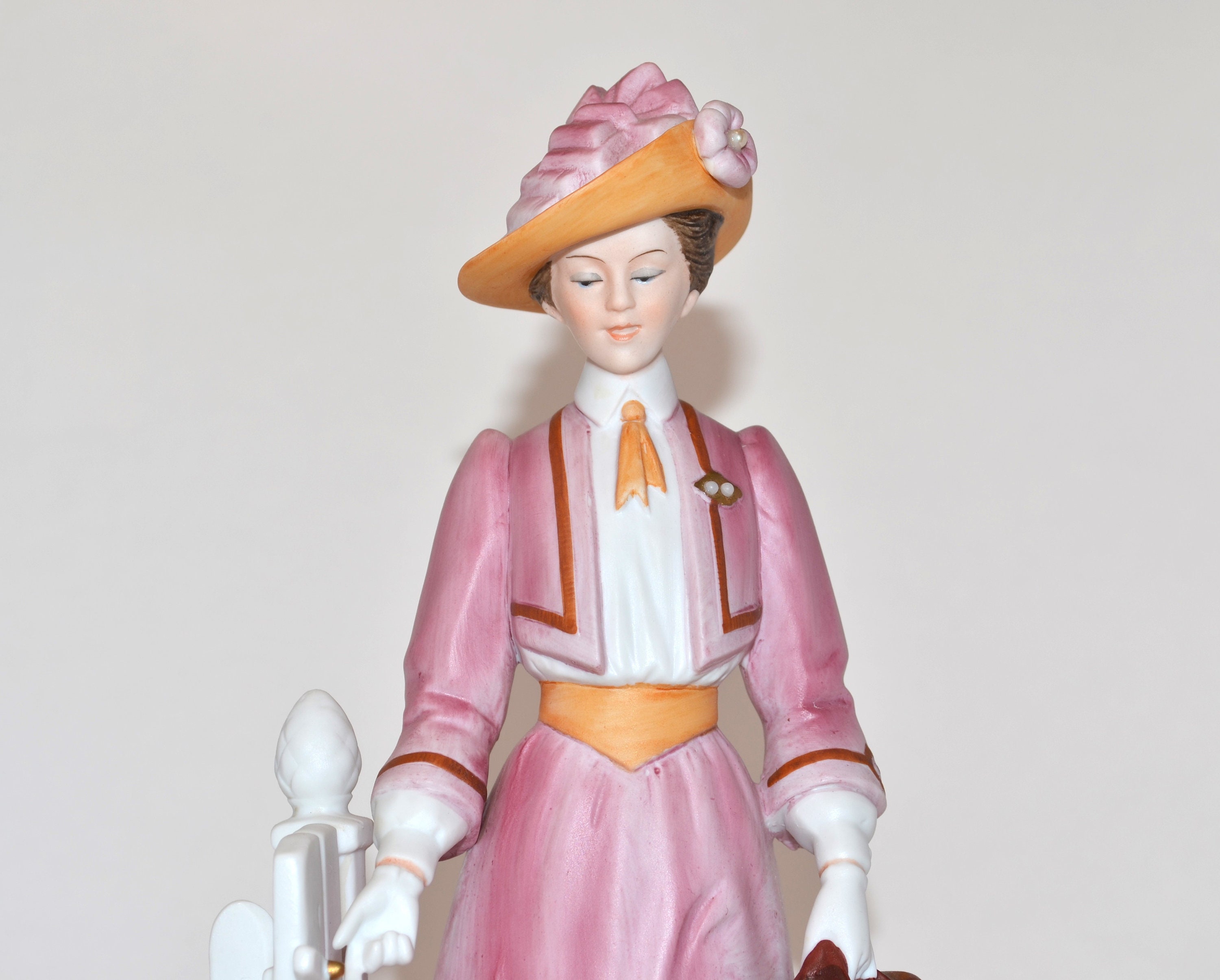 Avon 1983 Presidents Club Mrs Albee Figurine - Lady With Black