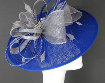 Blauer Hutmacher, mittelgroße Hutscheibe in Kobaltblau mit großer Silberschleife, Hochzeitshut, Saucerhut, Stirnband Fascinator, Federn, Hutmacher