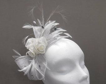 Floral Feather Fascinator in zilver grijs / wit voor bruiloften, koersdagen en formele evenementen