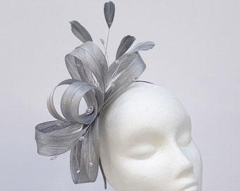 Fascinateur en argent métallique avec boucles de crinoline pour invité de mariage, journée des dames, courses ou événement formel.