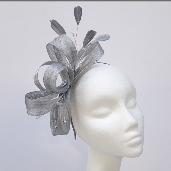 Fascinateur en argent métallique avec boucles de crinoline pour invité de mariage, journée des dames, courses ou événement formel.