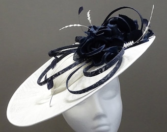 Formale Damen Fascinator Hut in Weiß & Marine für Royal Ascot Kentucky Derby Day Grand National