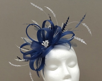Light Navy Blue - Blanc Crinoline Feather Fascinator pour l'invité de mariage, Jour de course, Ladies Day, Événement officiel.