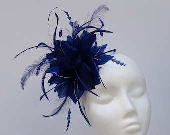 Royalblauer Blüten Fascinator Kopfschmuck für Hochzeiten, Damentag, besondere Anlässe.
