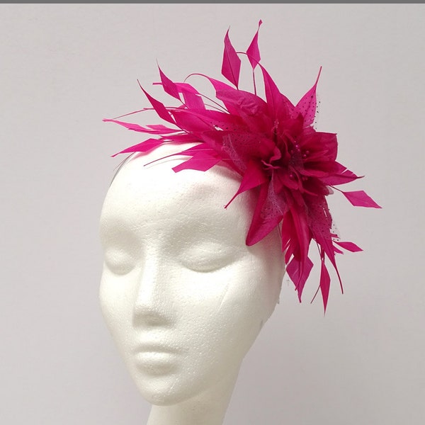 Casque formel Fuchsia Pink Feather Flower Fascinator sur bandeau pour mariages, jour de course, occasion spéciale.