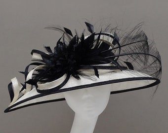 Sombrero de ocasión especial negro y marfil para Derby Day, bodas, Royal Ascot, día de damas.