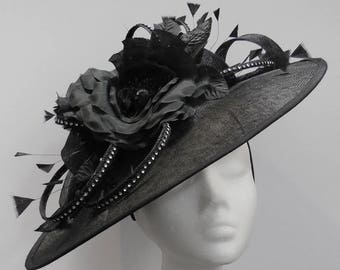 Rennmütze, schwarze Untertellermütze, schwarzer Scheiben Fascinator, Unterteller Hut, Hut mit Blumen, Fascinator Stirnband, Hochzeit Fascinator, Ascot Hut