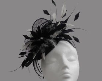 Schwarz-weißer Sinamay Fascinator mit Blättern, Federn und Diamanté auf Stirnband Aliceband. Hochzeiten, Rennen, Damentag oder besonderer Anlass.