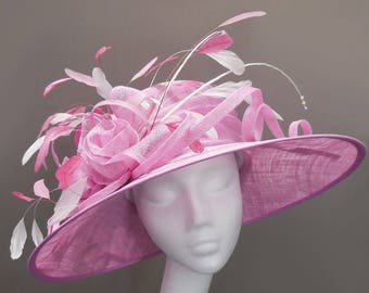 Royal Ascot, Bonbon rosa und weiß mittlere Krempe Damenhut, Hut für Hochzeit, Gartenparty, Feder, Renntag, Cheltenham, Mutter der Braut