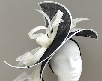 Doppelgeschichte Hatinator Disc Fascinator in schwarz & Elfenbein auf Stirnband für Race Day, Damen Tag, Royal Ascot, formale Veranstaltung, Derby Day