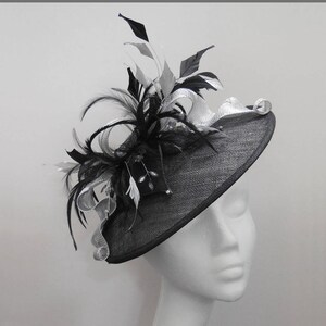 Schwarze Scheibe Fascinator, schwarz und Silber Untertasse Hut, Anlass Fascinator, Federhut, Mütze für Damentag, Rennen, Hochzeit fascinator Bild 1