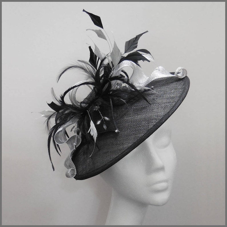 Schwarze Scheibe Fascinator, schwarz und Silber Untertasse Hut, Anlass Fascinator, Federhut, Mütze für Damentag, Rennen, Hochzeit fascinator Bild 1