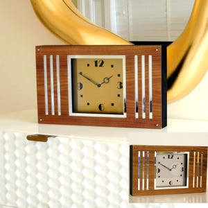 Moderne Spirit Kaminuhr aus Walnussholz mit Gold und Silber Zifferblatt