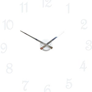 Pode incluir: Um mostrador de relógio branco com ponteiros prateados e marcadores de hora em algarismos romanos pretos. O mostrador do relógio está em branco, exceto pelos números.