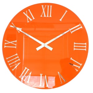 Pode incluir: Relógio redondo laranja com numerais romanos e ponteiros prateados.