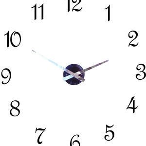 Pode incluir: Um mostrador de relógio branco com números pretos de 1 a 12. Os ponteiros do relógio são prateados e estão configurados para 10:50. O relógio é um relógio DIY com os números e ponteiros separados do mostrador do relógio.