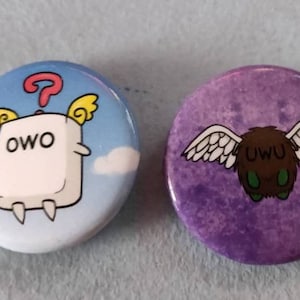 Pode incluir: Dois botões redondos com personagens de desenhos animados. O primeiro botão tem um fundo azul com nuvens brancas e um personagem de desenho animado branco com asas e um ponto de interrogação acima de sua cabeça. O personagem é um quadrado branco com o texto "OWO" nele. O segundo botão tem um fundo roxo com um personagem de desenho animado marrom com asas e o texto "UWU" nele.
