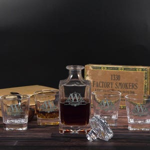 Personalized Decanter, Bourbon, Whiskey, Gift for Anniversary, Holiday, Glass Decanter, Decanter Set, Whiskey Glass, Bourbon Glass, Spirits