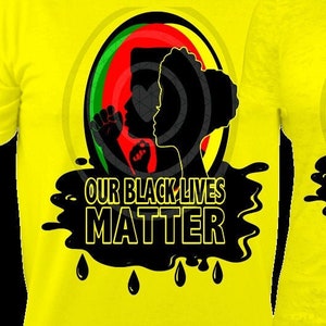 Pu&ograve; includere: Due magliette gialle con la scritta "OUR BLACK LIVES MATTER". Le magliette presentano un design circolare con silhouette nere e i colori rosso, verde e giallo. Il design include uno splash nero con goccioline d'acqua.