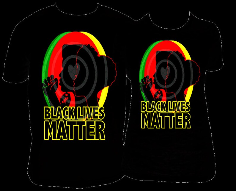 Pu&ograve; includere: T-shirt nere con un design grafico raffigurante la silhouette di una persona con il pugno alzato, su cerchi concentrici rossi, verdi e gialli. Il testo "BLACK LIVES MATTER" &egrave; visualizzato in giallo.