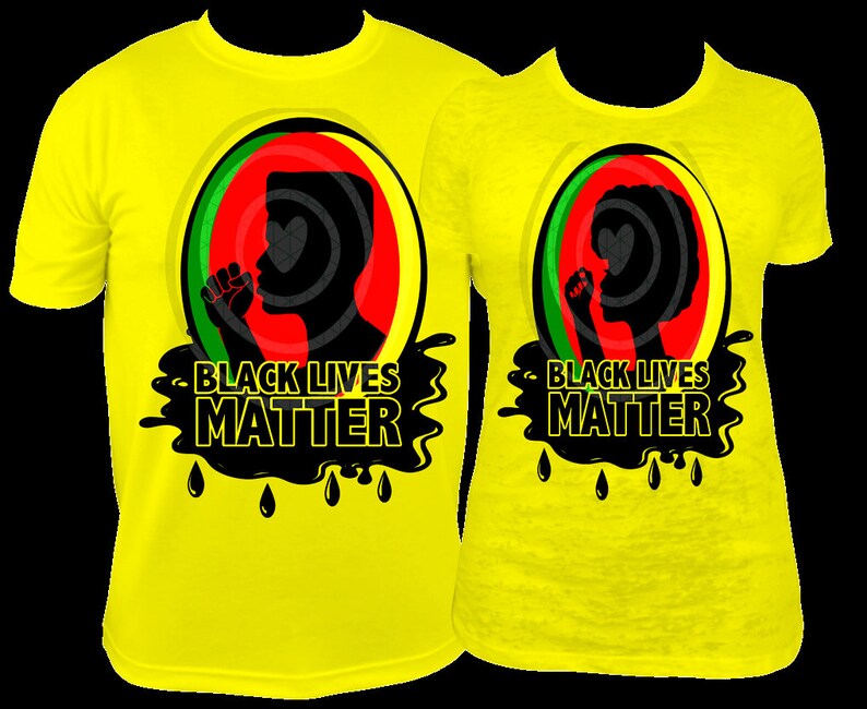 Pu&ograve; includere: Due magliette gialle con la scritta "BLACK LIVES MATTER" in nero. Ogni maglietta presenta una silhouette nera di una persona con un disegno a forma di cuore, su uno sfondo circolare rosso, verde e giallo.