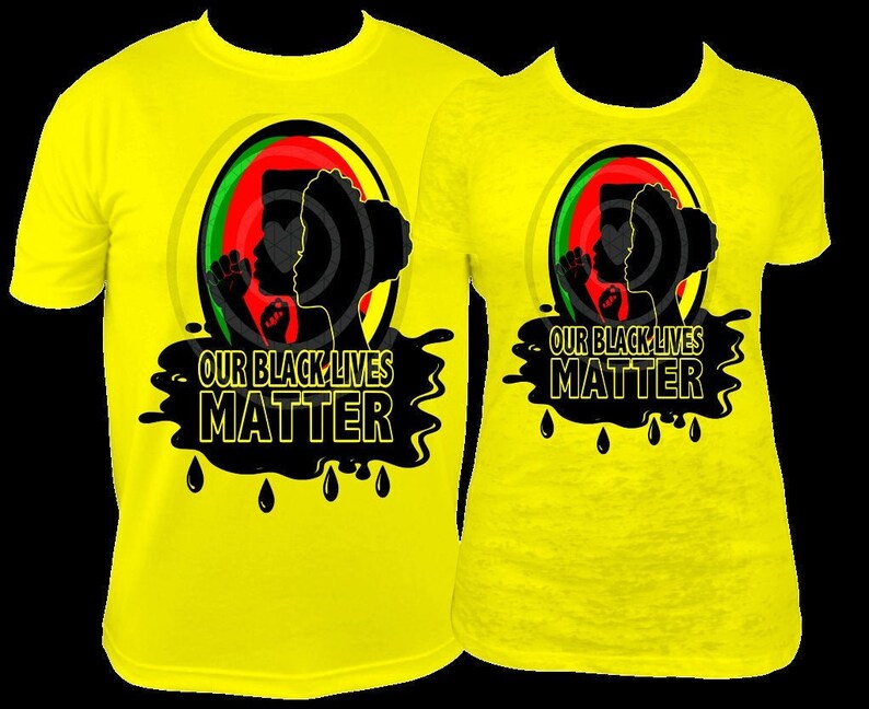 Pu&ograve; includere: Due magliette gialle con la scritta "OUR BLACK LIVES MATTER". Le magliette presentano un design circolare con silhouette nere e i colori rosso, verde e giallo. Il design include uno splash nero con goccioline d'acqua.