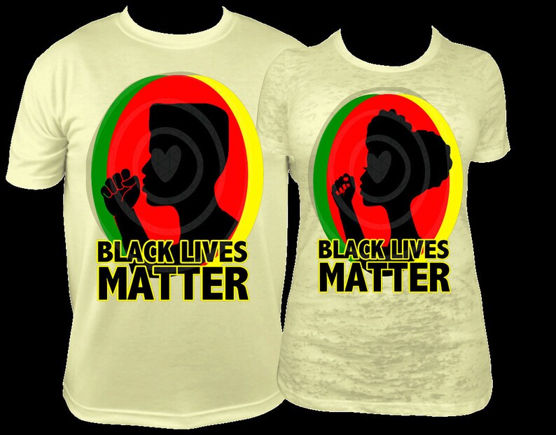 Pu&ograve; includere: Due magliette giallo chiaro con la scritta "BLACK LIVES MATTER". Ogni maglietta presenta una silhouette nera di una persona con il pugno alzato all'interno di un cerchio rosso, verde e giallo.