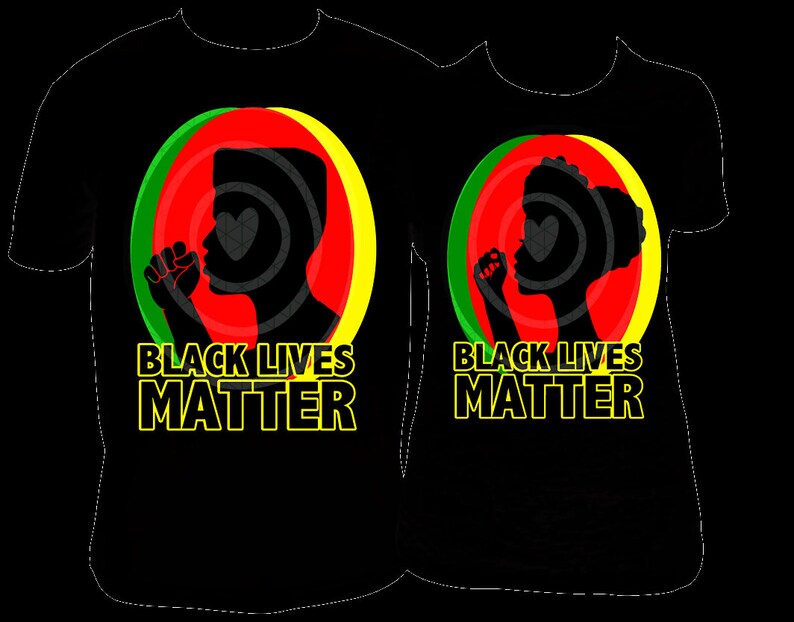 Pu&ograve; includere: Magliette nere con la scritta "BLACK LIVES MATTER" in lettere gialle. Ogni maglietta presenta la silhouette di una persona con il pugno alzato all'interno di un cerchio rosso, verde e giallo.