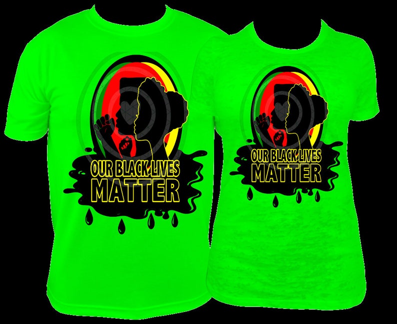 Pu&ograve; includere: Due magliette verde neon con la scritta "OUR BLACK LIVES MATTER". Le magliette presentano una grafica di due silhouette all'interno di un cerchio con colori rosso, giallo e verde. Gocce di vernice nera sotto il testo.