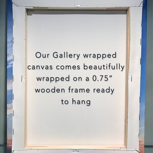 Pode incluir: A parte de tr&aacute;s de uma tela de galeria com um fundo branco e o texto "Our Gallery wrapped canvas comes beautifully wrapped on a 0.75" wooden frame ready to hang".