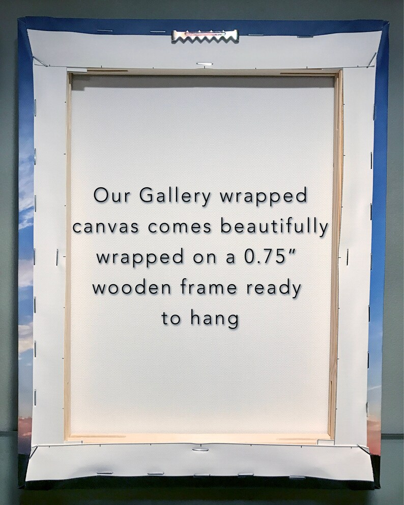 Pode incluir: A parte de tr&aacute;s de uma tela de galeria com um fundo branco e o texto "Our Gallery wrapped canvas comes beautifully wrapped on a 0.75" wooden frame ready to hang".
