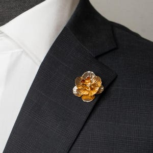 Gold Flower Lapel Pin Men&#39;s Brass Pin Bronze Flower Wedding Pin Groomsmen Flower Boutonniere Gold Metal Floral Pin Groom Wedding Suit Pin