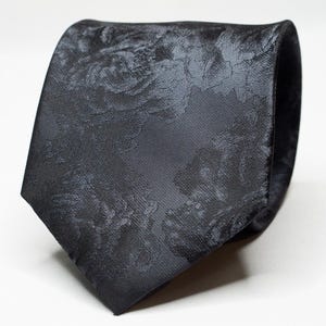 ブラックオンブラックの花柄ネクタイ | チャコールフラワー柄ネクタイ | ブラックウェディングネクタイ | ブラックローズネクタイ | ブラックタイローズ